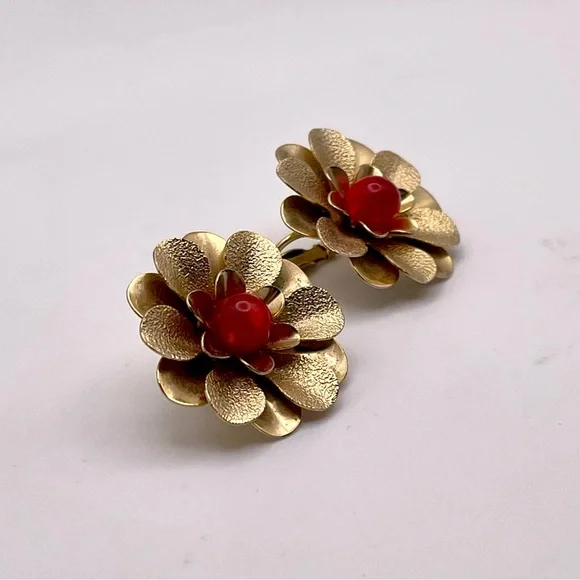 Cute Vintage Sarah Coventry Exotic Flower Clip Earrings Gold Tone Red Moonglow - Picture 7 of 12